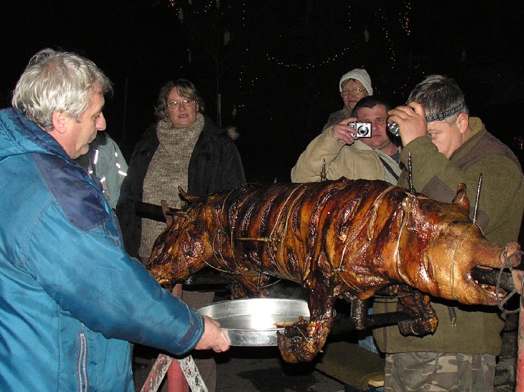 Immár negyedik alkalommal jöhettünk össze szilveszteri pezsgős koccintásra a sóstóhegyi Mindenki Karácsonyfájánál.