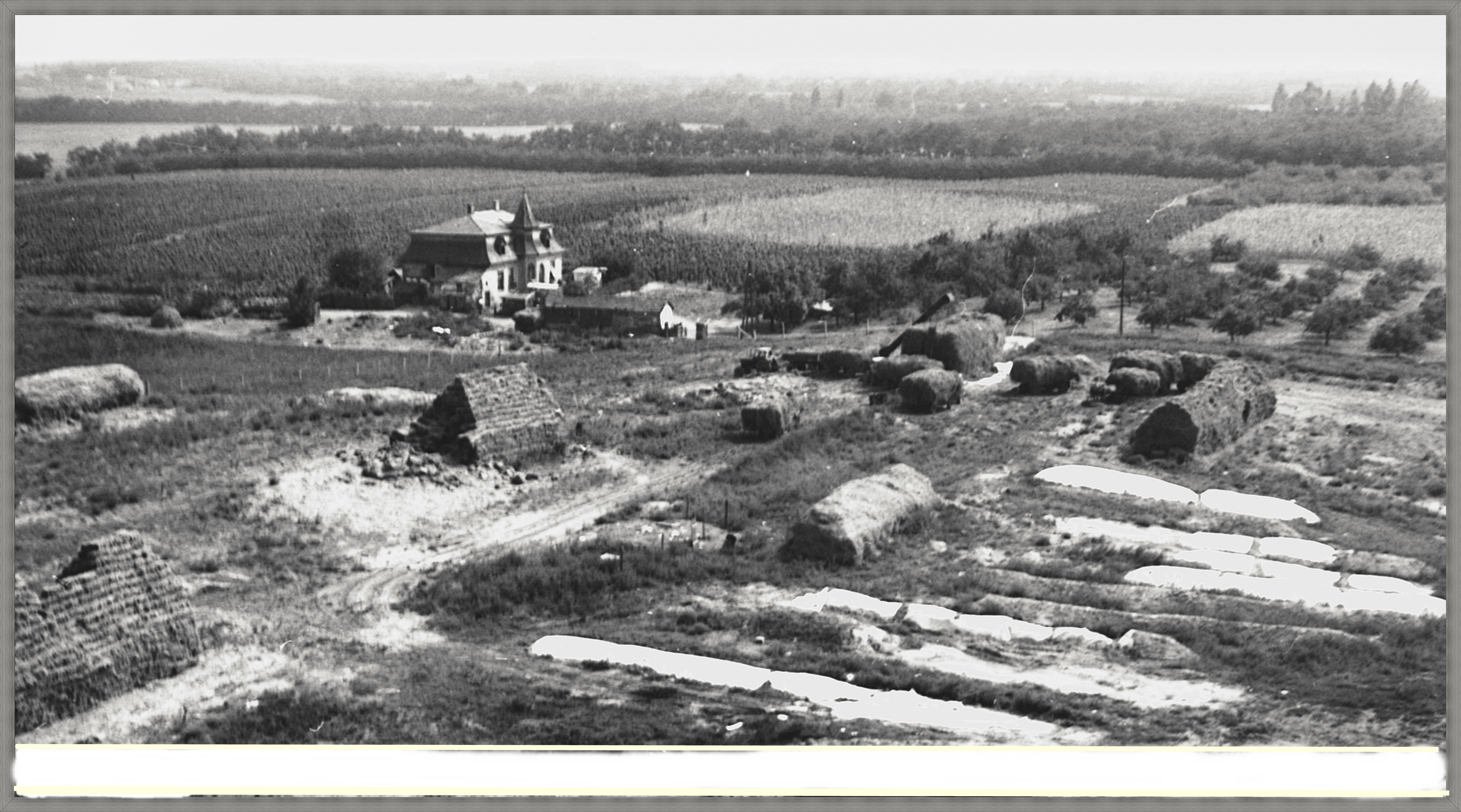 Az 1960-as évek végén a közelben álló víztorony tetejéről készítették ezt a fényképet a Radó kastély és környezetéről.